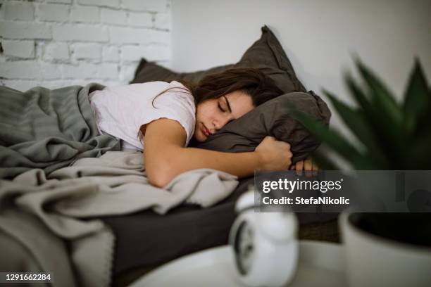donna assonna rilassata - teen sleeping bedroom foto e immagini stock