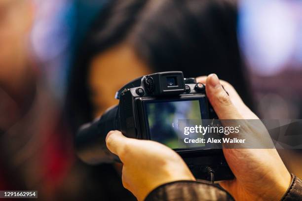 person holding digital camera with lcd screen - digitalkamera bildschirm stock-fotos und bilder