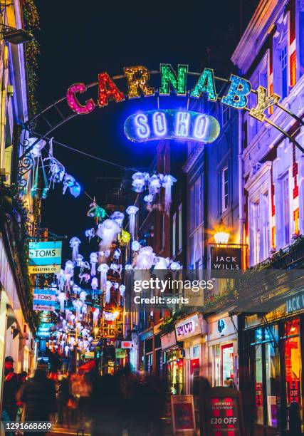 carnaby street zu weihnachten - soho city of westminster stock-fotos und bilder