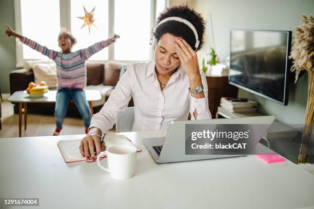 trabajar desde casa para una madre soltera puede ser estresante - headache child fotografías e imágenes de stock