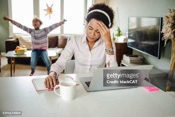 working from home for a single mother can be stressful - angry black woman stock pictures, royalty-free photos & images