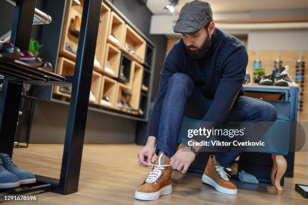 scarpe da shopping per giovani - shoes man foto e immagini stock
