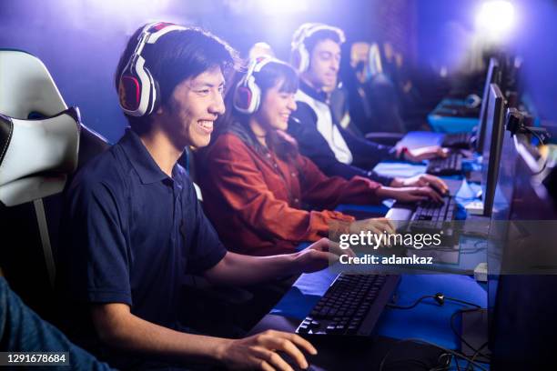 team playing esports game on computer - game experience stock pictures, royalty-free photos & images