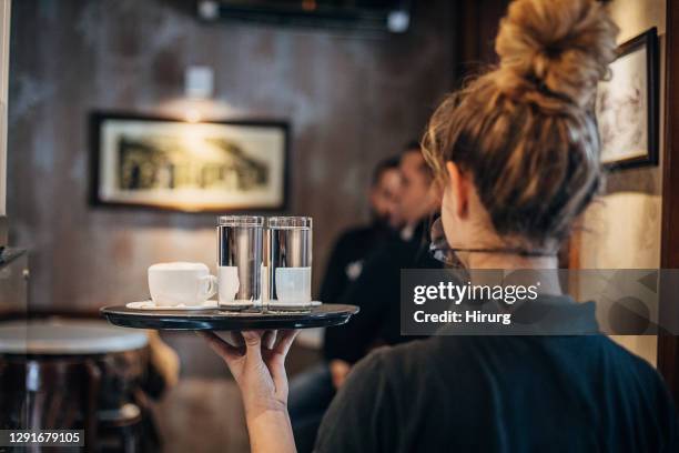 camarera femenina trabajando en el café - camarera fotografías e imágenes de stock