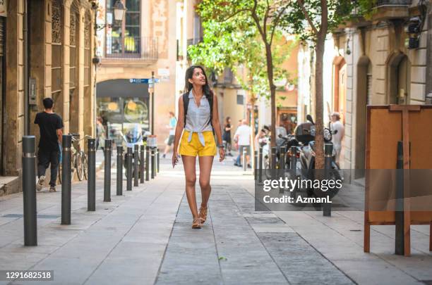 jonge sightseer die van de zijstraat van barcelona in de zomer geniet - om zich heen kijken stockfoto's en -beelden