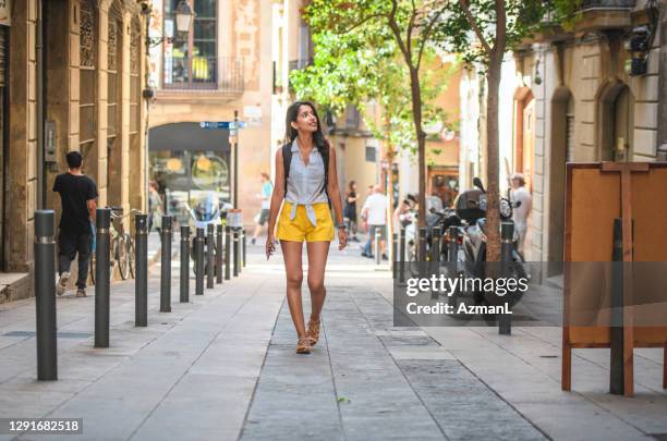 年輕的觀光者享受巴塞羅那側街在夏天 - 接近 個照片及圖片檔