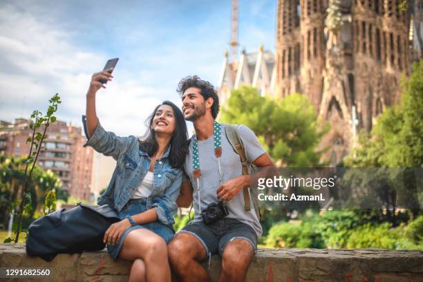 junges paar macht pause von sightseeing für selfie - barcelona spanien stock-fotos und bilder