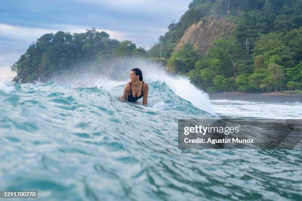 sunset surf - puntarenas stockfoto's en -beelden