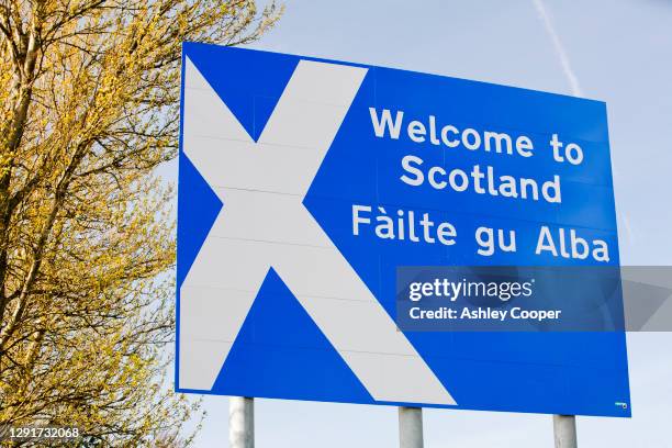 a welcome to scotland sign on the side of the m74 at gretna green, dumfries and galloway, scotland, uk. - galloway schotland stockfoto's en -beelden