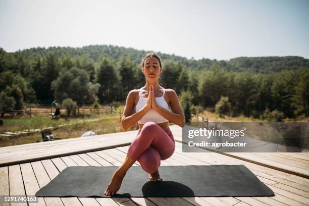 jeune femme sportive pratiquant le yoga - position physique photos et images de collection