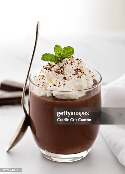 chocolate pudding with cream - chocolate pudding foto e immagini stock