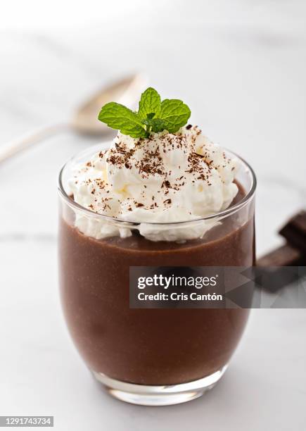 chocolate pudding with cream - dark chocolate mousse stock pictures, royalty-free photos & images