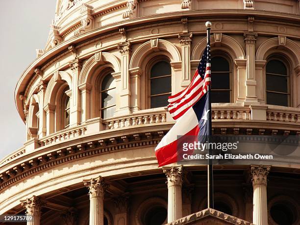 texas state capitol building & flag - texas state capitol stock-fotos und bilder