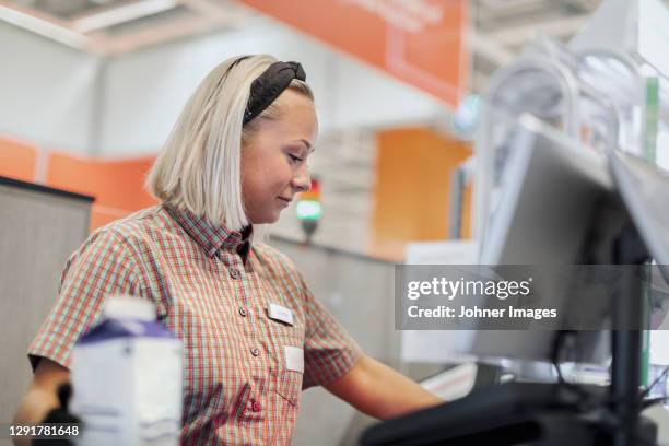 smiling woman working at till - caissière stockfoto's en -beelden