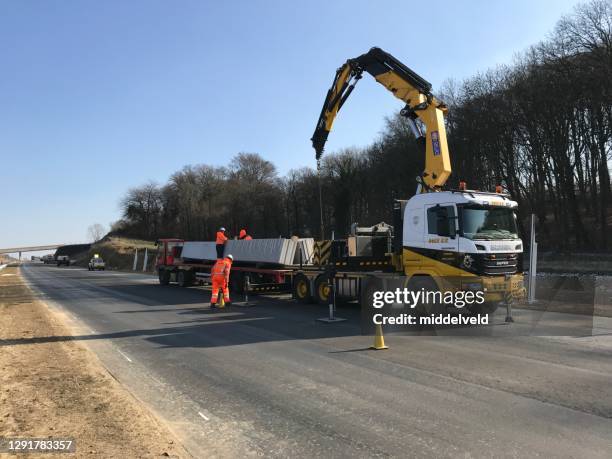 installation einer neuen schallmauer - winkelwagen stock-fotos und bilder