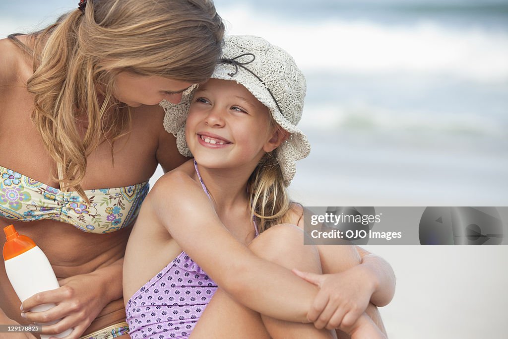 Lächelnd Tochter Blick in die Mutter am Strand