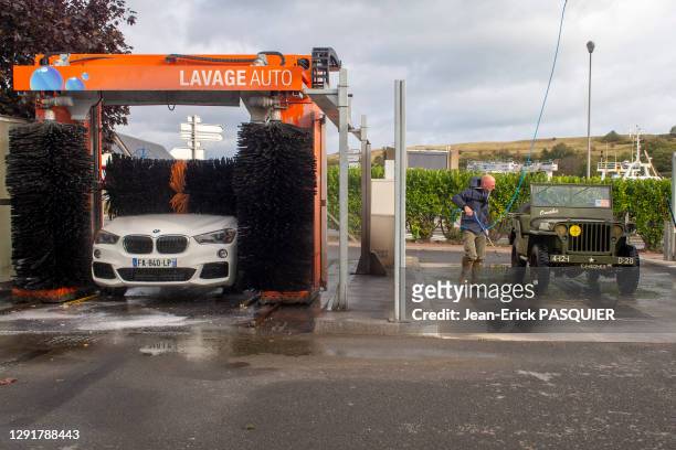 Lavage de deux mondes, l'ancien et le moderne, BMW et jeep américaine, 27 septembre 2018, Normandie, France.