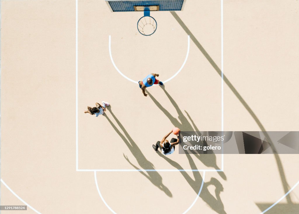 Drohnen-Blick auf afrikanische Familie spielen Basketball zusammen an heißen sonnigen Nachmittag