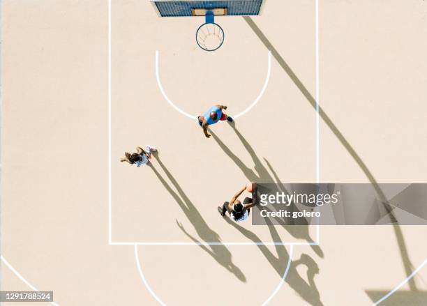 drohnen-blick auf afrikanische familie spielen basketball zusammen an heißen sonnigen nachmittag - basketball sport stock-fotos und bilder
