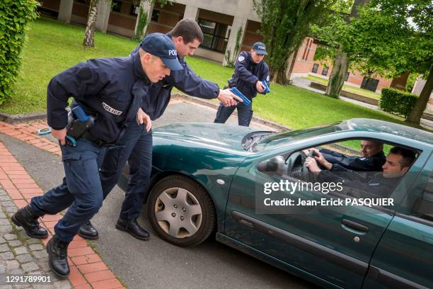 Entrainement d'intervention en extérieur, interpellation, 25 mai 2016, Roubaix, France.