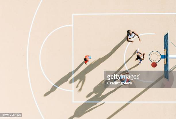visão drone sobre a família africana jogando basquete juntos na tarde quente ensolarada - bola de basquete - fotografias e filmes do acervo