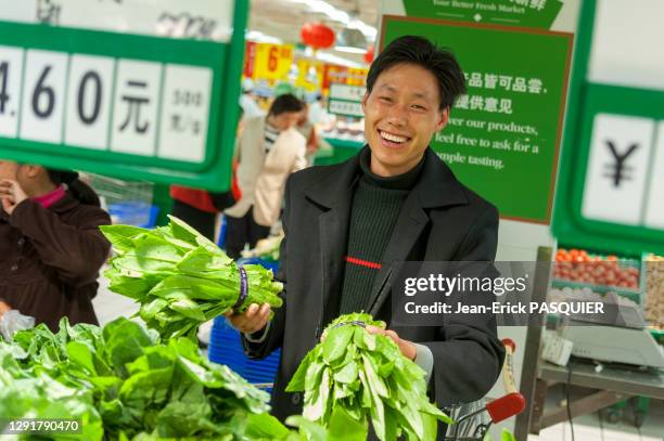 Rayon fruits et légumes dans l'hypermarché Carrefour, 27 février 2007, Shangai, Chine.