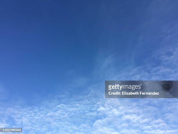 cirrocumulus clouds - cirrocúmulo fotografías e imágenes de stock