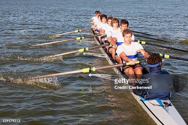grupo mediano de personas oaring canoa - rowing fotografías e imágenes de stock