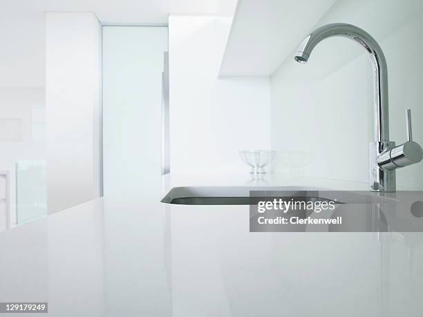 modern kitchen faucet and sink - gootsteen stockfoto's en -beelden