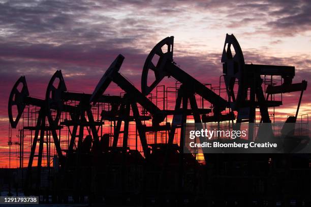 oil pumping jacks - industrie du pétrole photos et images de collection