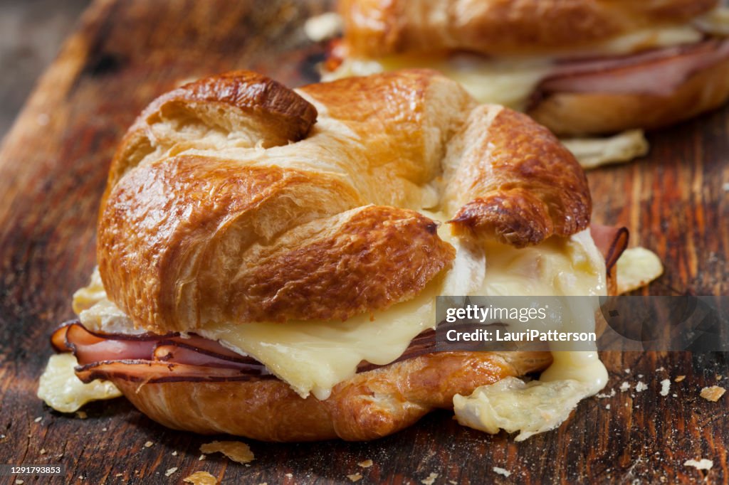 Gebackener Schinken und Brie Croissant Sandwiches mit Dijon Senf