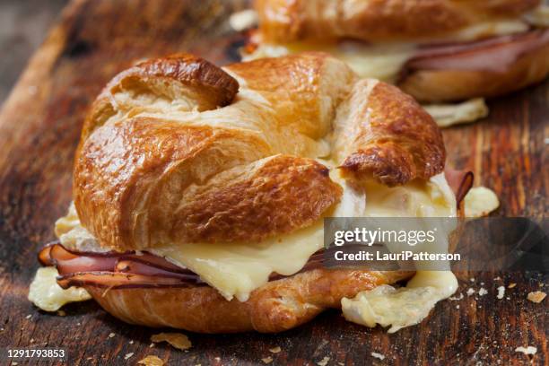 gebackener schinken und brie croissant sandwiches mit dijon senf - provolone stock-fotos und bilder