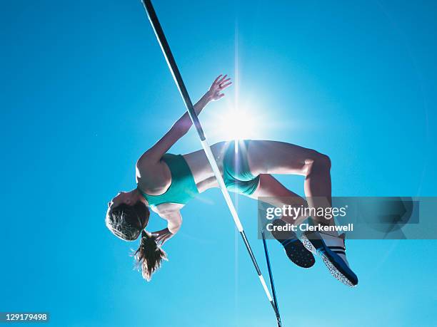 sportlerin rechteklärung high jump - high jump stock-fotos und bilder