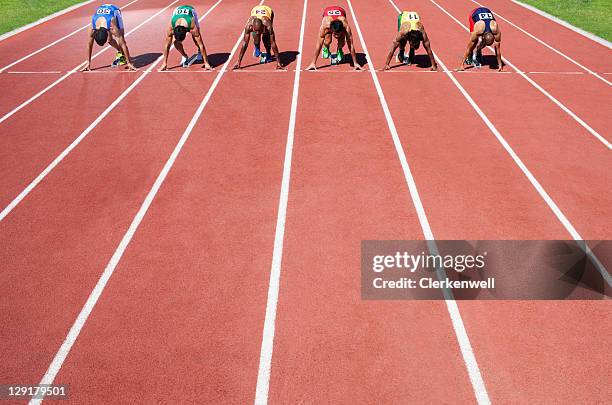 homme dans une rue sur un début de la piste d'athlétisme - athlétisme photos et images de collection