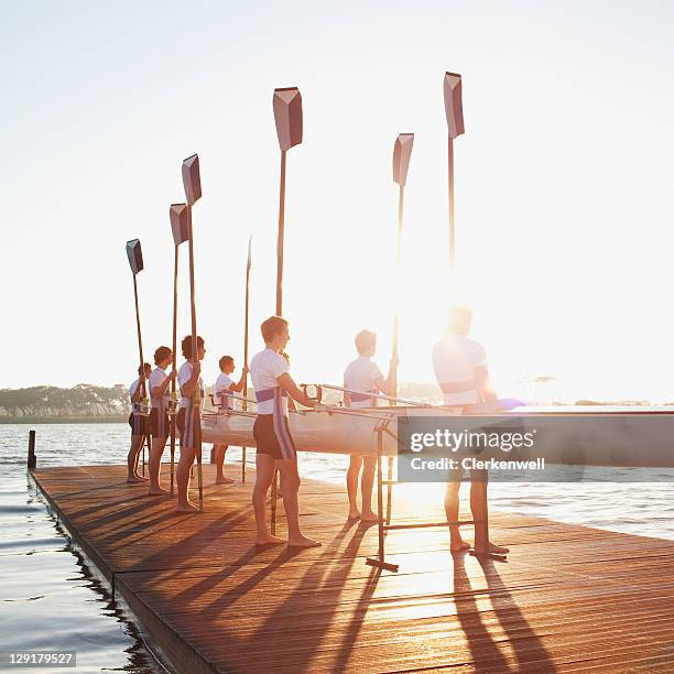 homme debout sur la jetée d'aviron et de canoë - ponton photos et images de collection