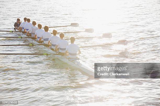 vista traseira de pessoas sentado em uma canoa - rowing imagens e fotografias de stock