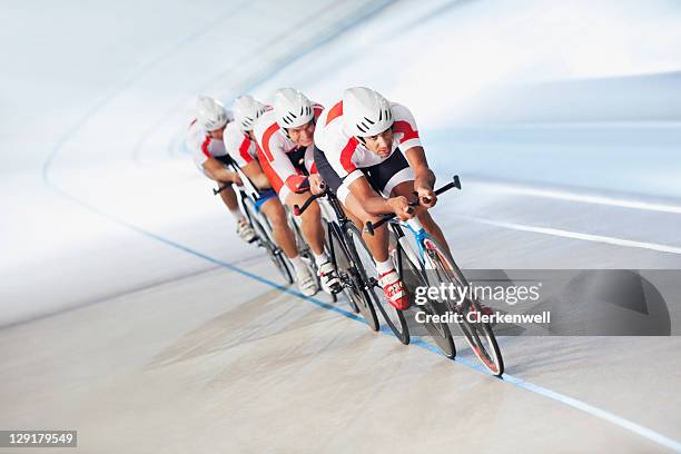 konkurrenten auf fahrrad - track cycling stock-fotos und bilder