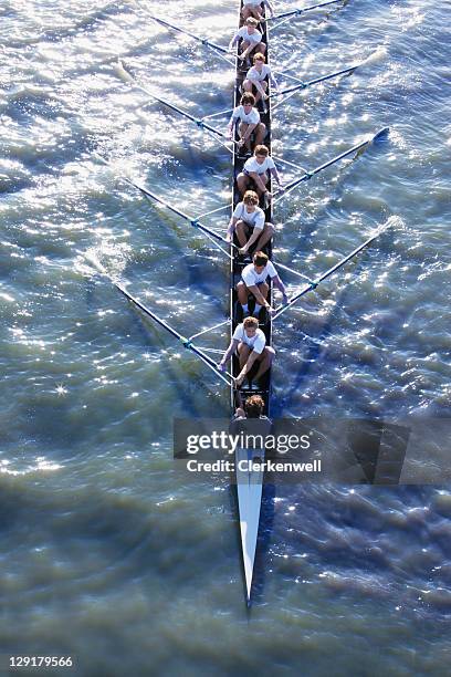 erhöhte ansicht von einer personen in long kanu - rowing stock-fotos und bilder