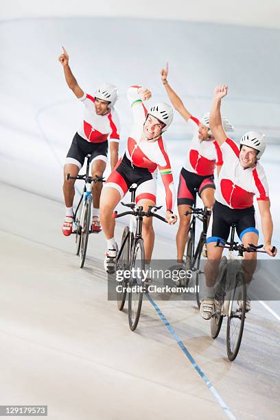 grupo de ciclistas a celebrar - bike winning imagens e fotografias de stock