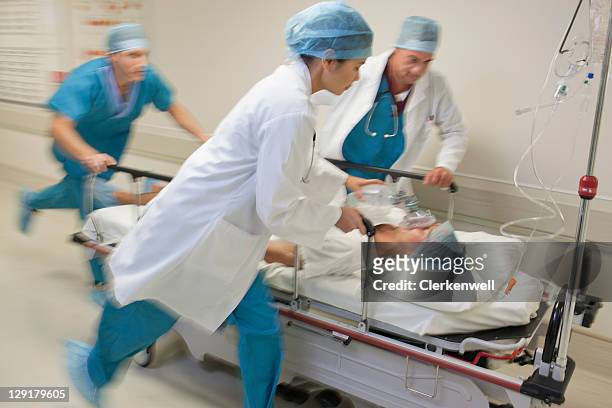 dottori e infermiere spingendo ospedale trolley - evento catastrofico foto e immagini stock