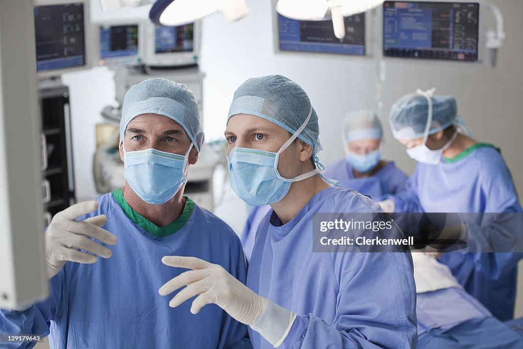 Ärzte diskutieren in Operationssaal
