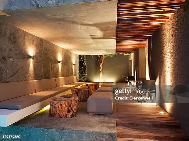 appartement luxueux dans la nuit - lighting photos et images de collection