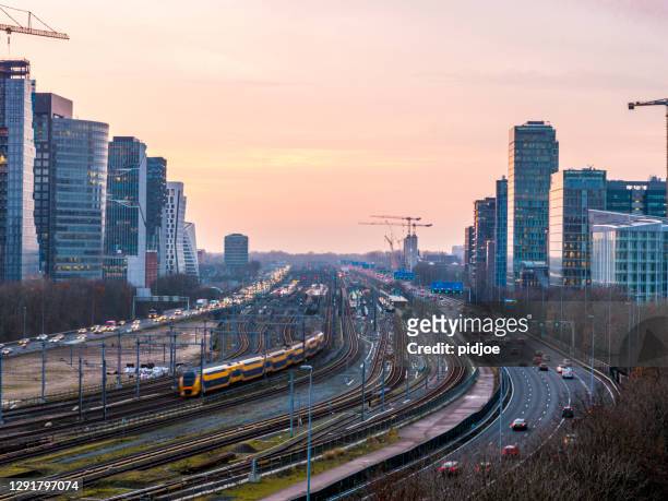 autopista a través del distrito de negocios zuid-as amsterdam - trein nederland fotografías e imágenes de stock