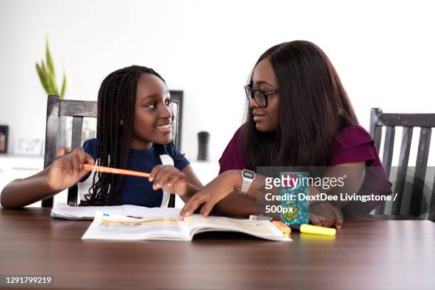 home schooling mother and daughter,east legon,accra,ghana - ghanaian family stock-fotos und bilder