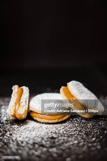 dulce de leche sandwich cookies,lima,peru - alfajor stockfoto's en -beelden