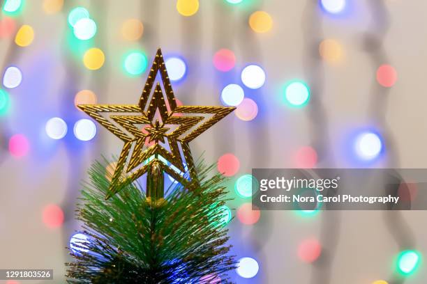 christmas tree star with christmas light background - weihnachtsengel stock-fotos und bilder