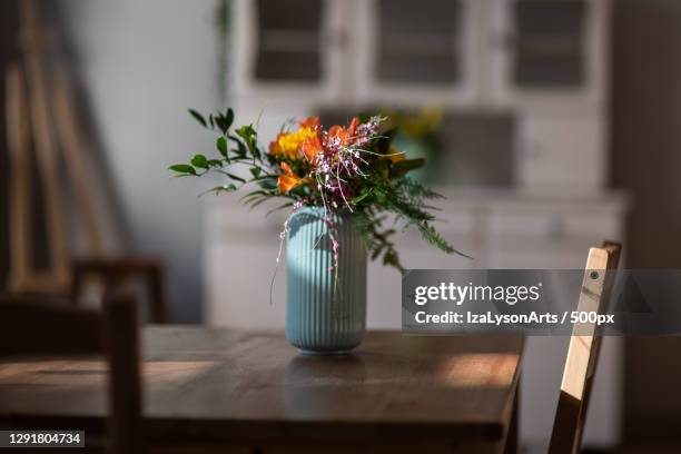 close-up of flower vase on table,poland - vaas stockfoto's en -beelden