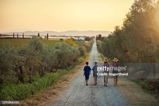 在托斯卡納的土路上徒步旅行的家庭 - 托斯卡尼 個照片及圖片檔