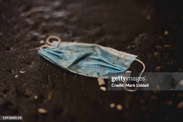 discarded ppe surgical mask littering the street - plastic pollution - coronavirus scotland stock pictures, royalty-free photos & images