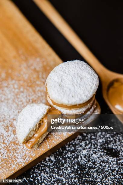 dulce de leche sandwich cookies,lima,peru - alfajor stockfoto's en -beelden